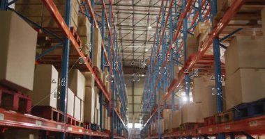 Veri örtüsü ve analizlerle dolu, kutularla dolu depo rafları. Lojistik, envanter, dağıtım, tedarik zinciri, depolama, teknoloji