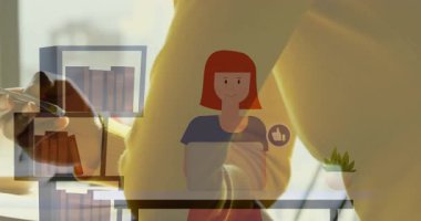 Animasyon, okulda masasında emojili akıllı telefon kullanan birini gösteriyor. Dijital, sınıf, teknoloji, iletişim, gençlik