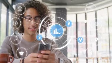 Dijital veri simgeleriyle akıllı telefon kullanmak, okuldaki çocuk animasyon yaratıyor. Teknoloji, eğitim, yaratıcılık, kodlama, yenilik, öğrenme