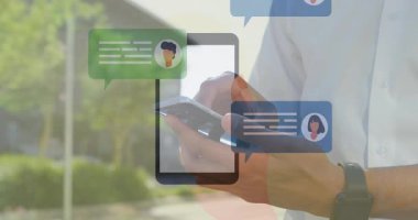 Akıllı telefon kullanarak, ekranda sohbet mesajı simgelerini görüntüleyen kişi. Teknoloji, dijital, iletişim, sohbet, mesajlaşma, online