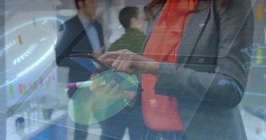 İş kadını, ofis sahnesinde veri işleme animasyonu olan akıllı telefon kullanıyor. Teknoloji, yenilik, bağlantı, dijital, iletişim, analitik