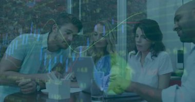 Mali veri animasyonu eşleşmesi ile masada işbirliği yapan iş ekibi. İşbirliği, takım çalışması, finans, yenilik, toplantı, analiz