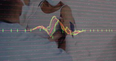 Kan basıncını kontrol ediyorum. Veri grafiği eşleşmesi olan bir sağlık görevlisi. Ölçüm, tıbbi, hasta bakımı, teknoloji, izleme, teşhis