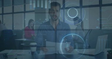 Ofiste, iş adamları dijital verileri animasyon örtüsüyle işliyorlar. Teknoloji, yenilik, işbirliği, ekip, analiz, sinerji