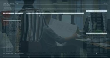 Masadaki kişi, veri işleme ile mimari planları analiz ederek animasyon oluşturur. Mimari, planlama, tasarım, mühendislik, teknoloji, yenilik