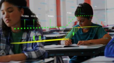 Finansal veri işleme animasyonu eşliğinde sınıfta yazan öğrenci. Eğitim, öğrenme, teknoloji, finans, yenilik, analiz