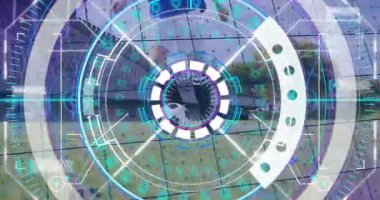 Futbol topunun çimen alanındaki gelecekteki dijital arayüzünü kaplayan animasyon. Teknoloji, yenilik, spor, futbol, sanal