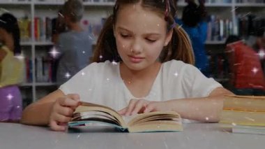 Büyülü gökkuşağı ve ışıltılı animasyon içeren kitap okuyan genç bir kız. Fantezi, hayal gücü, hikaye anlatımı, merak, büyü, yaratıcılık