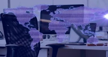 Bilgisayarlı modern ofis masasının üzerinde dijital dünya haritası animasyonu. Teknoloji, yenilik, küreselleşme, bağlantı, dijital dönüşüm, veri görselleştirme