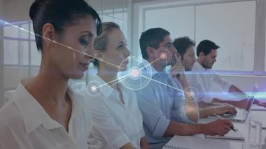 Ofiste, iş adamları ağ bağlantılarını tartışıyor ve veri animasyonunu işliyorlar. toplantı, işbirliği, teknoloji, iletişim, takım çalışması, analiz