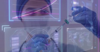 Sağlık uzmanı dijital veri ve grafik animasyonu üzerinden şırınga hazırlıyor. Aşılama, teknoloji, yenilik, tıbbi, araştırma, laboratuvar