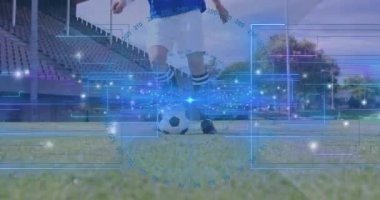 Dijital veri işleme animasyonu ile sahada futbol oyuncusu. Futbol, atlet, veri analizi, teknoloji, performans, spor
