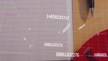 Numaralar ve veri animasyonları kalem ve kağıtla ofis masasının üzerine yerleştiriliyor. analitik, teknoloji, yenilik, iş, finans, dijital