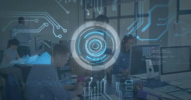 Modern ofisteki bilgisayarlarda çalışan insanlar üzerinde dijital arayüz animasyonu. Teknoloji, yenilik, takım çalışması, işbirliği, iş dünyası, otomasyon