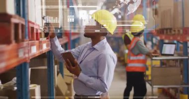 Depo çalışanları küresel veri işleme animasyonları içeren dijital tablet kullanıyorlar. Lojistik, tedarik zinciri, takım çalışması, dijitalleştirme, teknoloji, veri analizi