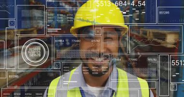 Dijital veri animasyonu kaplamalı inşaat işçisi, sanayi bölgesinde gülümsüyor. teknoloji, mühendislik, endüstri, yenilik, altyapı