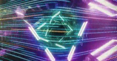 Neon ışıkları ve dijital desenler gelecekteki animasyonlarda geometrik şekiller oluşturuyor. Soyut, teknoloji