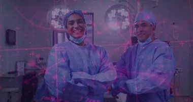 Hastanede, önlüklü tıp uzmanları dijital veri animasyonuyla gülümsüyor. Sağlık, teknoloji, takım çalışması, yenilik, ameliyat, doktorlar