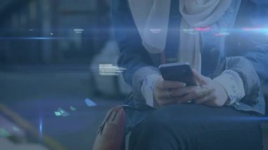 Dijital kodlu akıllı telefon kullanan tesettürlü genç bir kadın animasyonu örtüyor. Teknoloji, iletişim, yenilik, güvenlik, veri, bağlantı