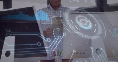 Tablet kullanan işadamı, ofiste dijital arayüzü olan verileri analiz ediyor. Teknoloji, yenilik, analiz, şirket, fintech, gelecek