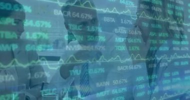 Finansal veriler, borsa grafikleri olan iş adamları ofiste üst üste biniyor. Finans, analiz, ekonomi, şirket, yatırım, strateji