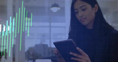 Finansal grafik örtüşmesi analiz ediliyor, iş kadını ofiste veri için tablet kullanıyor. finans, analitik, teknoloji, veri güdümlü, kurumsal, analiz