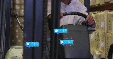 Depoda forklift kullanıyormuş. Sosyal medya ikonlarının animasyonunu yapan bir adam. Lojistik, ulaşım, sanayi, teknoloji, dijital, bağlantı