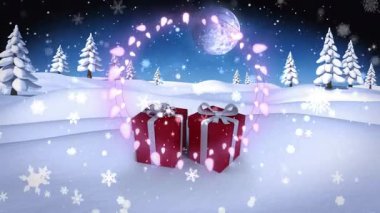Mehtaplı gökyüzünün altında, karda gümüş kurdeleli kırmızı hediye kutularının animasyonu. Kış, tatil, şenlik, kutlama, dekorasyon, büyülü