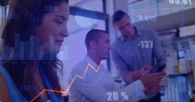 Finansal verileri tartışıyor, iş adamları ofisteki borsa grafiğini inceliyor. Finans, takım çalışması, analiz, strateji, şirket, yatırım