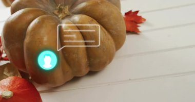 Balkabağı ve sonbahar yaprakları beyaz ahşap yüzeyde sohbet baloncuğu animasyonuyla. Sonbahar, yeşillik, mevsimlik, hasat, dekorasyon, kırsal