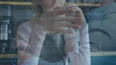 Telefonda, mali verileri ve grafikleri animasyonlu bir iş kadını. teknoloji, finans, analitik, dijital, girişimci, yenilik