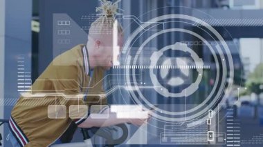Akıllı telefon kullanan, dışarıdaki dijital arayüzle etkileşime geçen biri. Teknoloji, dokunmatik ekran, iletişim, bağlantı, etkileşim, yenilik