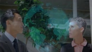 Dijital küre animasyon örtüsü, ofis ortamında iki iş adamı. teknoloji, işbirliği, küresel, yenilik, takım çalışması, çalışma alanı