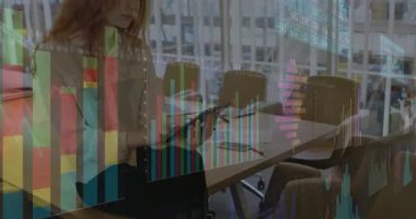 Finansal veri tabletleriyle modern ofiste çalışan bir iş kadını. teknoloji, finans, analitik, şirket, üretkenlik, meslek