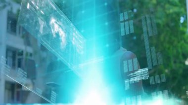 Genç adam dijital dünya haritası olan akıllı telefon kullanıyor ve animasyonu verilerle örtüyor. Teknoloji, yenilik, bağlantı, iletişim, fütüristik, sanal