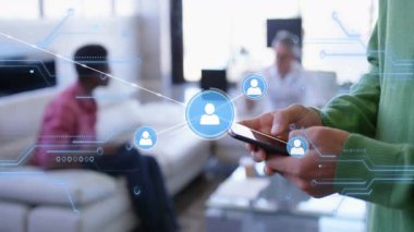 Akıllı telefon kullanarak, oturma odasında sosyal medya ikonlarının animasyonlarını izleyen kişi. Teknoloji, dijital, çevrimiçi, iletişim, ekran, aygıt