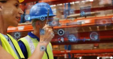Dijital arayüzü kullanarak, depo çalışanları verileri çalışma alanındaki raflarda işliyor. Lojistik, dağıtım, depolama, envanter, tedarik zinciri, teknoloji