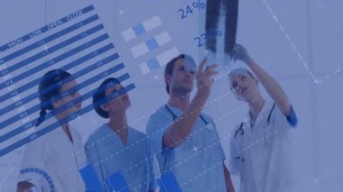 Veri tabloları ve grafikler inceleniyor, modern ofis ortamındaki iş adamları. analitik, takım çalışması, strateji, işbirliği, teknoloji, finans