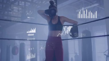Boks eldiveni giymiş, iplere yaslanmış, animasyon veri grafikleriyle dinlenen bir kadın. Spor, fitness, atlet, teknoloji, dayanıklılık, eğitim