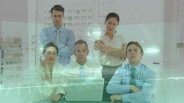 Dijital veri işleme animasyonu eşleşmesi olan iş ekibi görev başında. Takım çalışması, işbirliği, teknoloji, yenilik, analitik, çalışma alanı