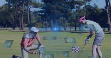 Golf sahasındaki golfçüler animasyon verilerini üst üste koymaya hazırlanıyorlar. teknoloji, spor, artırılmış gerçeklik, etkileşimli, veri görselleştirme, strateji