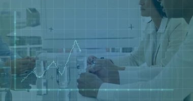 İş toplantısında, çeşitli profesyoneller masadaki finansal grafik animasyonunu tartışıyor. finans, takım çalışması, işbirliği, analitik, tartışma, strateji