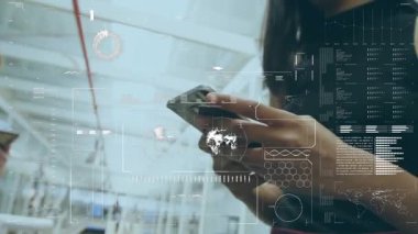 Animasyon kullanılarak, kadın akıllı telefon ve dijital veri ile etkileşime giriyor. Teknoloji, bağlantı, iletişim, yenilik, fütüristik, etkileşim