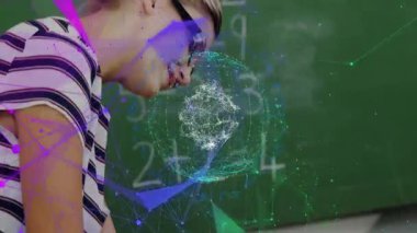 Okulda, çocuklar sınıf ortamında dijital ağ animasyonuyla etkileşime giriyorlar. Teknoloji, eğitim, öğrenciler, öğrenme, bağlantı, etkileşim