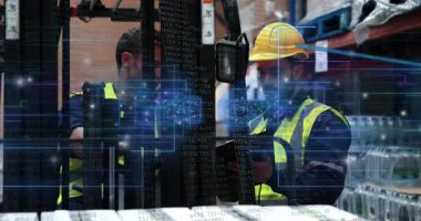 Depoda, dijital animasyon kaplamalı güvenlik donanımı takan işçiler var. Lojistik, teknoloji, sanayi, işgücü, ekipman, dijital dönüşüm