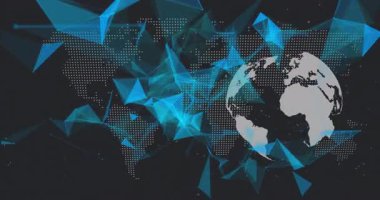 Karanlık arka planda dijital dünya haritasını çevreleyen mavi geometrik şekillerin animasyonu. Soyut, teknoloji, fütüristik, ağ, engelleme zinciri, veri