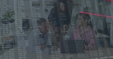 Dijital veriler ve kodlar üzerinde işbirliği yapmak, iş adamları ofiste çalışıyor. İşbirliği, takım çalışması, yenilik, şirket, beyin fırtınası, geliştirme