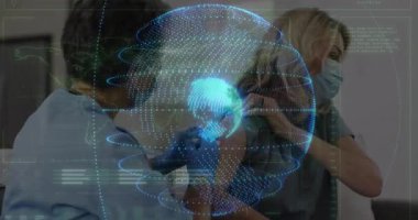 Aşıyı uygulayan, dijital küreye sahip sağlık uzmanları ve veriler animasyonu örtüyor. Aşılama, teknoloji, yenilik, bilim, tıp