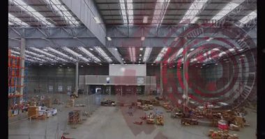 Deponun içinde depo rafları ve kutuları kaplayan kırmızı hedef animasyonu var. Lojistik, envanter, tedarik zinciri, dağıtım, depo yönetimi, nakliye