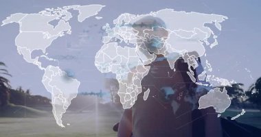 Kaykayı tutan kişi, dijital bağlantıları olan dünya haritasının animasyonunu izleyen kişi. Teknoloji, yenilik, bağlantı, küreselleşme, kaykay, ağ